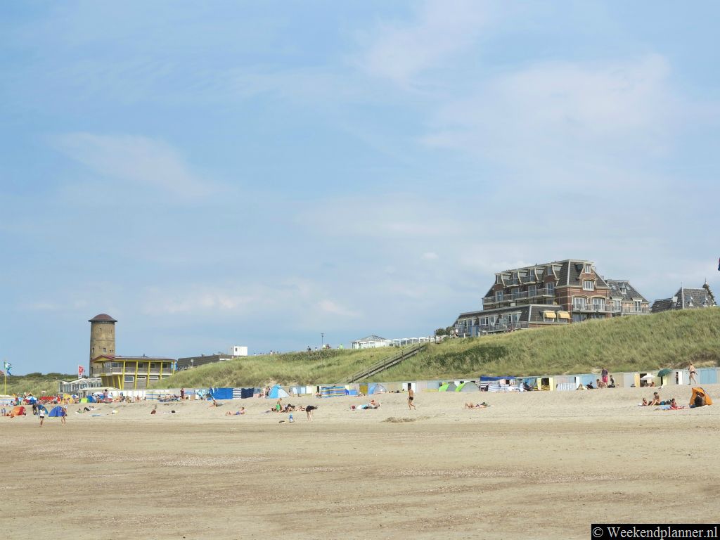 Restaurant Het Badpaviljoen ligt in Domburg maar wel op een duin en aan het strand.Tips: Leuke dingen doen op het strand.